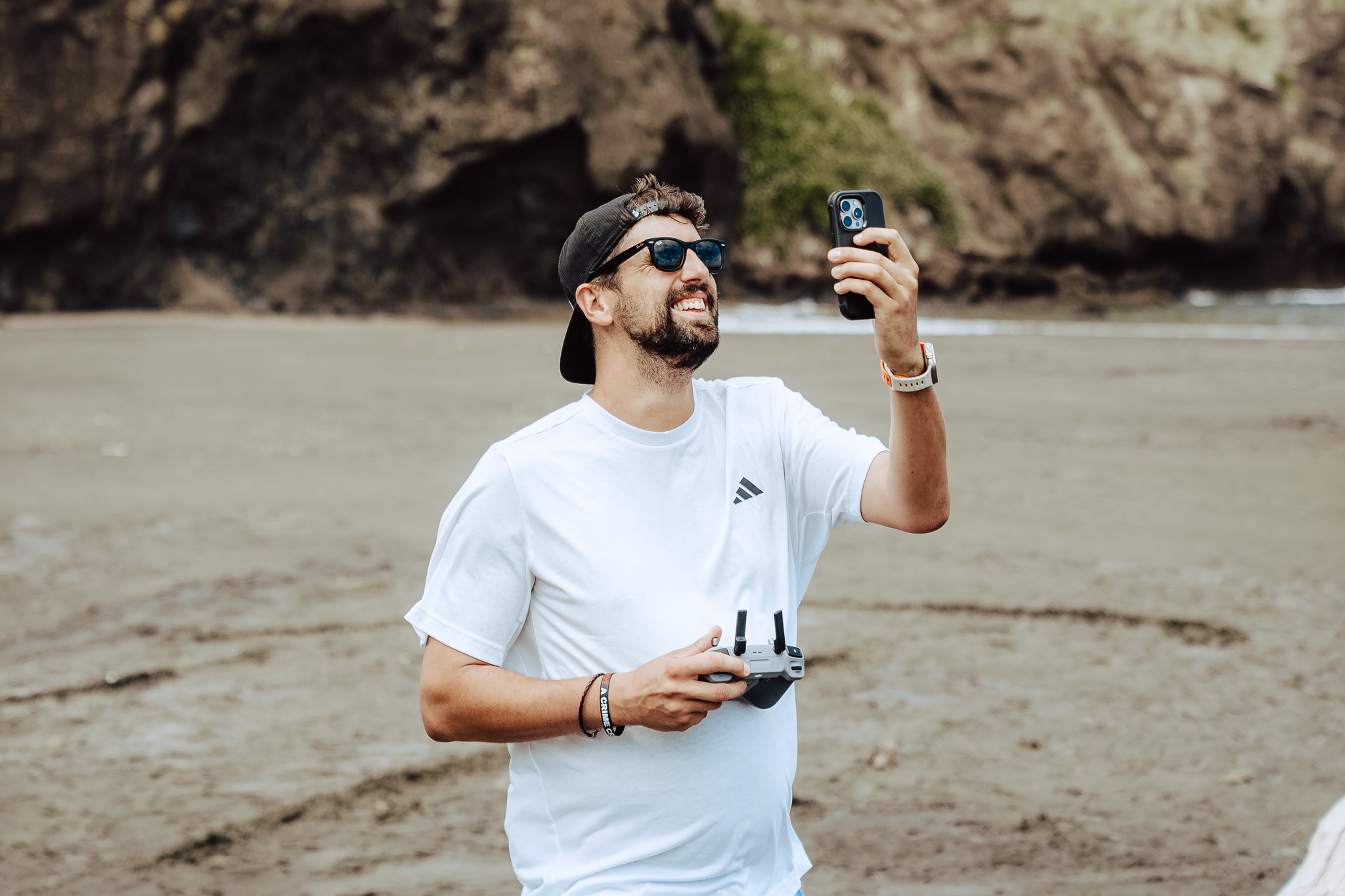Leandro Riviello grabando en la playa